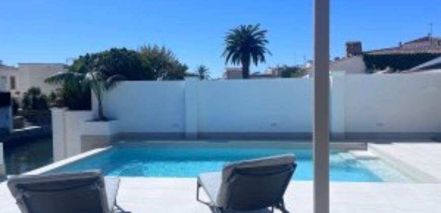 CASA A ESTRENAR, 3 HAB SUITTE CON 3 BAÑOS COMPLETOS, PISCINA, JARDÍN , AMARRE, TODO NUEVO !