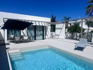 CASA A ESTRENAR, 3 HAB SUITTE CON 3 BAÑOS COMPLETOS, PISCINA, JARDÍN , AMARRE, TODO NUEVO !