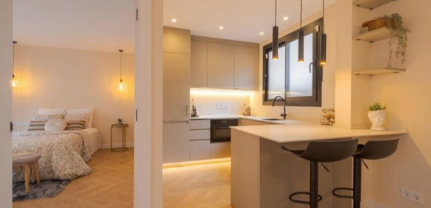 REF: WEB. Vivienda en carrer de panissars 6 a estrenar,estilo casa y tipo ático, única vivienda en edificio, piscina,terraza, jto m -bus-trenes en Barcelona