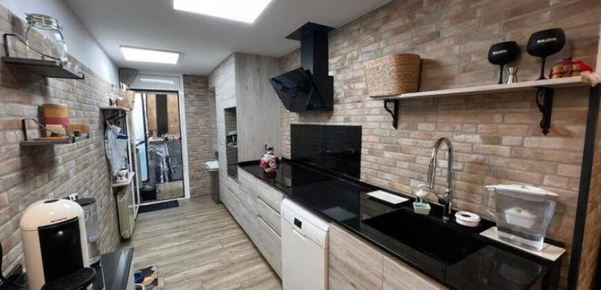 REF: WEB. PISO DE CUATRO HABITACIONES, CON PARKING EN LA FINCA EN MATARÓ