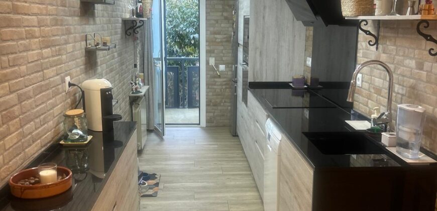 REF: WEB. PISO DE CUATRO HABITACIONES, CON PARKING EN LA FINCA EN MATARÓ