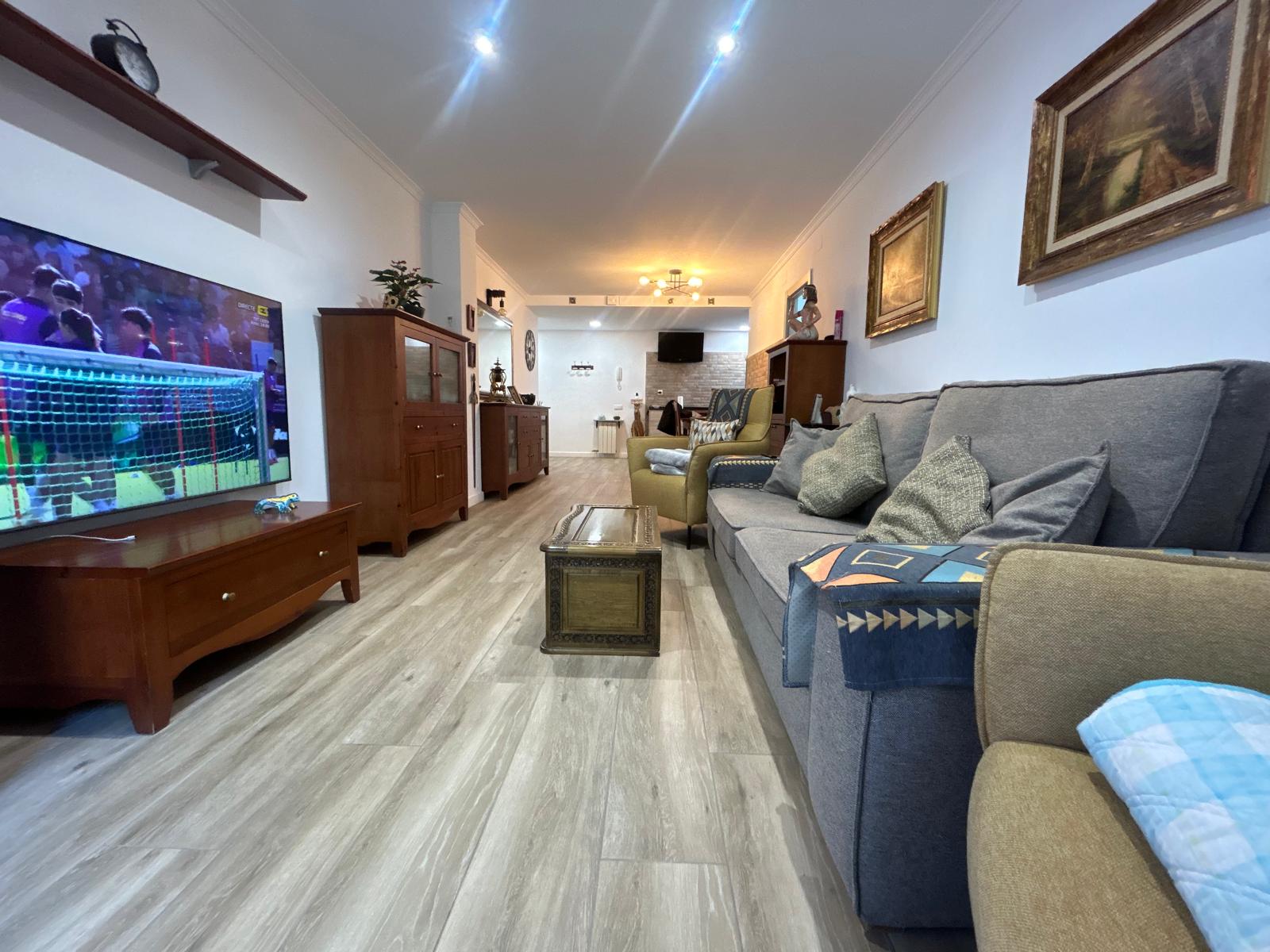 REF: WEB. PISO DE CUATRO HABITACIONES, CON PARKING EN LA FINCA EN MATARÓ
