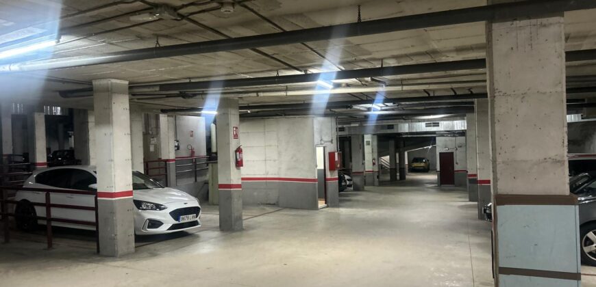 REF: WEB. PISO DE CUATRO HABITACIONES, CON PARKING EN LA FINCA EN MATARÓ